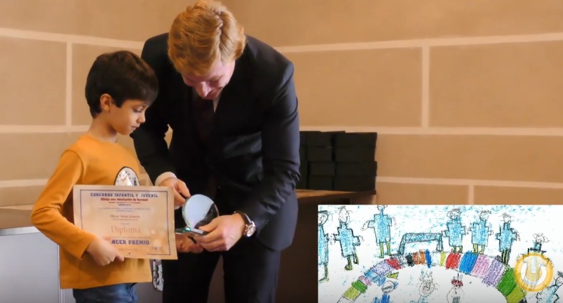 oliver recibiendo el premio